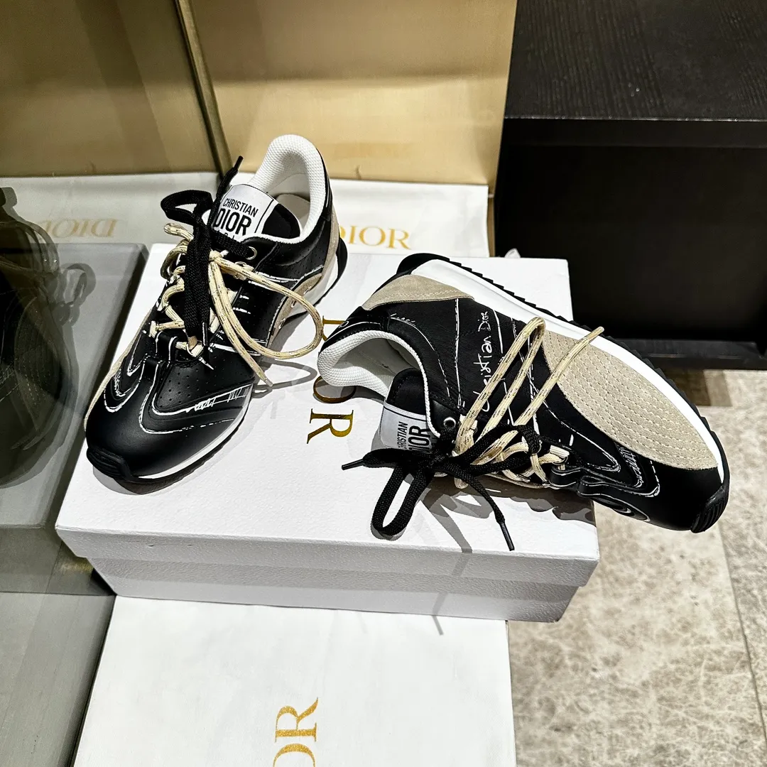 👟👟Ex-factory price 560👟👟 2025, new series, this Dior, C'est sneaker shows eye-catching and fashionable style. Carefully crafted, the 3D printed design of the upper is super fashionable, and the details also add a touch of elegance. The lightweight two-tone sole offers exceptional comfort and sporty style. Can add a stylish touch to any casual look. The tongue and sole are decorated with the Christian Paris logo, and the cowhide design is styled. Women's size 35-40